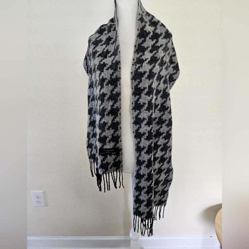 Charming Charlie 100 Wool Black Gray Pattern Casual Chic Wrap Scraft.